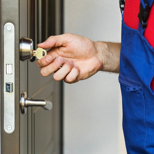 r// en cerrajería residencial ofrecemos la instalación de cerraduras inteligentes para mayor seguridad en su hogar